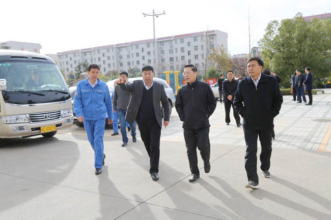 縣委書記劉冠瑜、縣長(zhǎng)郅書安到萬(wàn)基花園一小區(qū)視察指導(dǎo)工作